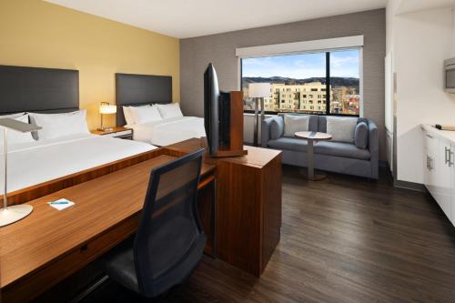 博兹曼波兹曼元素酒店的酒店客房配有一张床、一张书桌和一张沙发。