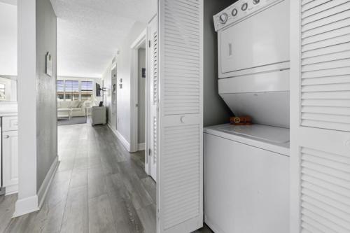 萨尼贝尔Loggerhead 314 condo的厨房配有白色橱柜和洗碗机。