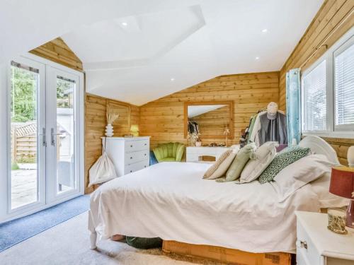 考布里奇Dai Boy Cabin - Uk46403的卧室配有一张床铺,位于带木墙的房间内