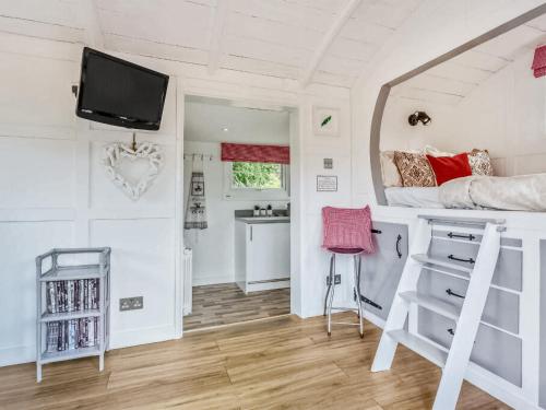 考布里奇Gwyneths Haven - Uk46404的一间卧室配有双层床和书桌