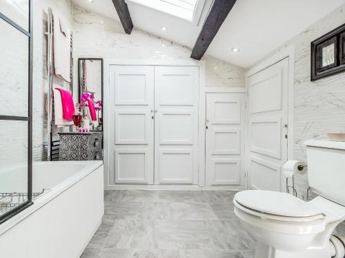 考布里奇Llwynhelig House - Uk46395的白色的浴室设有卫生间和浴缸。