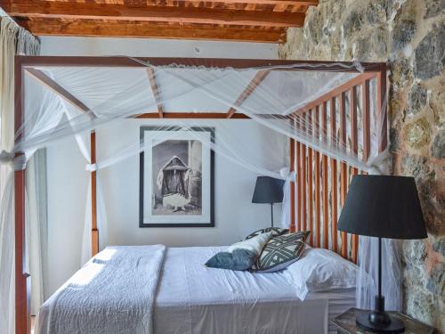 卡拉瓦德亚Lush villa with Es Vedra views的一间卧室配有一张带天蓬的床
