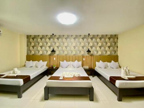 波尔多·格尼拉Hotel Dorotea的配有两张床的房间的两张床