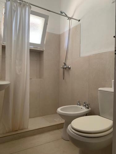 埃斯特角城Pucara del Este的浴室配有卫生间、盥洗盆和淋浴。