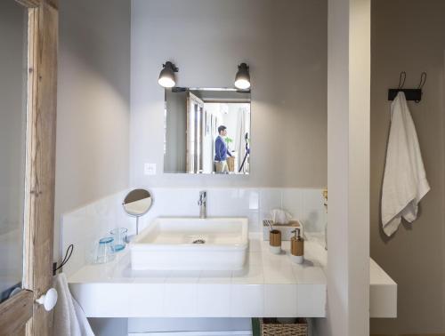 阿尔比卡罗琳别墅 - 尚布勒酒店的白色的浴室设有水槽和镜子