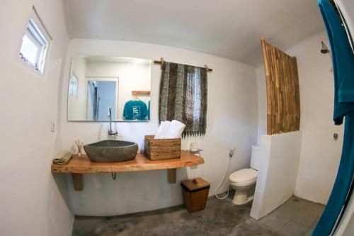 KatietKatiet Beach Resort Mentawai Lances Right HTS的一间带水槽和卫生间的浴室