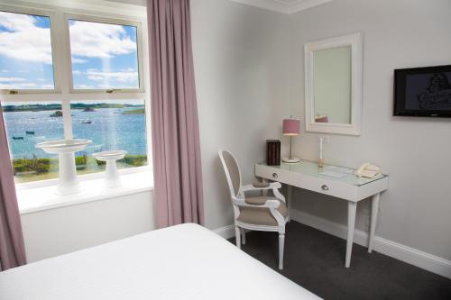 St Martins圣马丁卡尔玛酒店的一间卧室配有书桌、床和窗户。