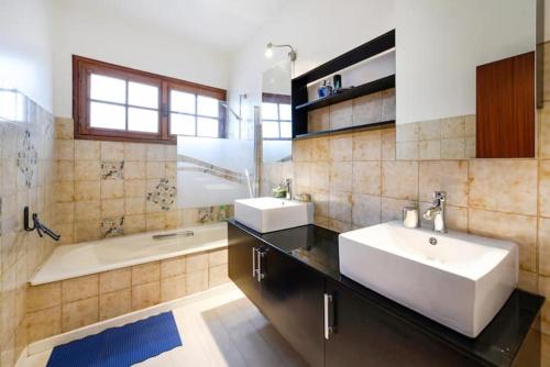 波尔多appartement bordeaux的浴室配有盥洗盆、浴缸和盥洗盆