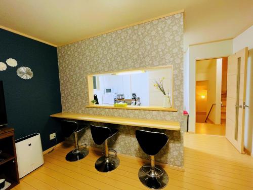 大阪無料駐車場 3階建て一軒家 家族グループ最適 3寝室ヴィラ USJ道頓堀通天閣近い子連れok的浴室设有带镜子和凳子的台面