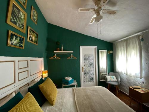 阿尔科斯-德拉弗龙特拉Casa Campana的一间卧室设有一张床和绿色的墙壁