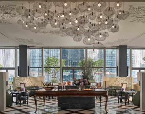 曼谷曼谷瑰丽酒店的大型用餐室配有大吊灯