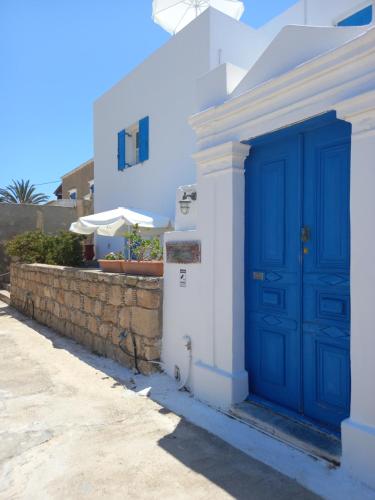 弗赖Angelica的白色建筑一侧的蓝色门