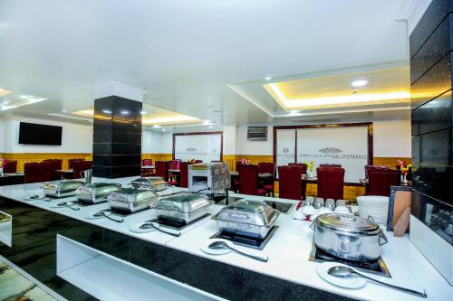 西姆拉Hotel White Grand Shimla-near ISBT bus stand- Fully Air Conditioner的餐厅的一张桌子上放着几道菜肴