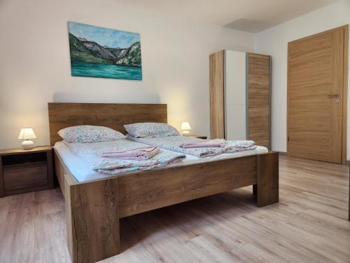 博希尼Apartments Irena的一间卧室配有一张大木床。