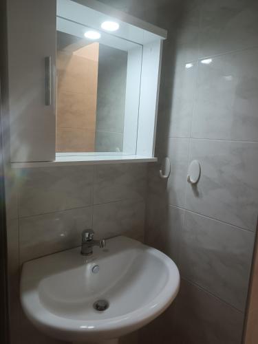 科扎尼Kipseli 1的浴室设有白色水槽和镜子