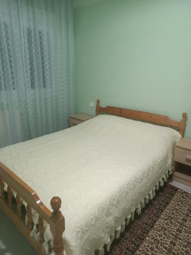 科扎尼Kipseli 1的卧室内的一张床铺,配有白色床垫