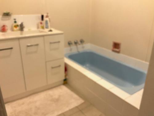 Carey ParkDo Drop Inn 188 Clarke St east, CAREY PARK W A的浴室配有蓝色浴缸和水槽