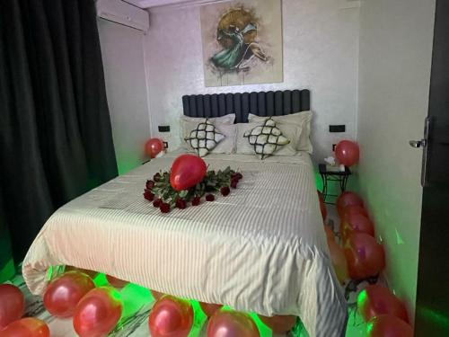 乌季达Hotel LAHLOU riad Cafeteria的一间卧室配有一张红色和绿色气球床。