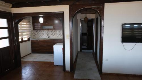 UnyeÇINARSUYU OTEL- Sosyal Tesisleri的厨房配有白色冰箱和电视