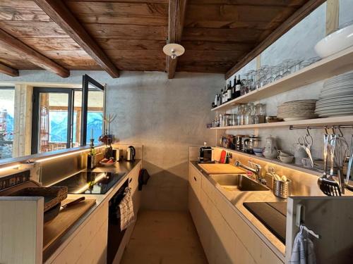 VnaBijoux in the Swiss mountains的一个带两个水槽和台面的大厨房