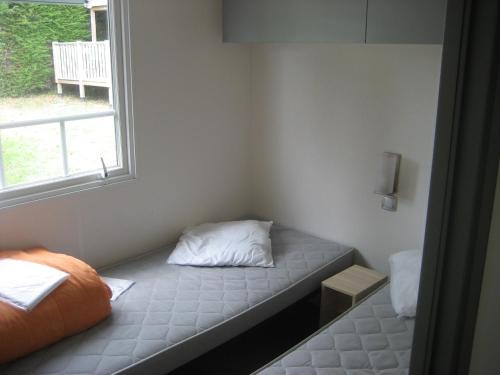 沙托鲁乐罗沙贝尔岛露营酒店的小房间设有床和窗户