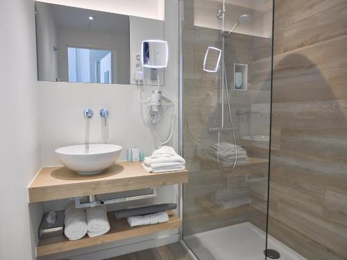 富伦科梅尔酒店的一间带水槽和淋浴的浴室