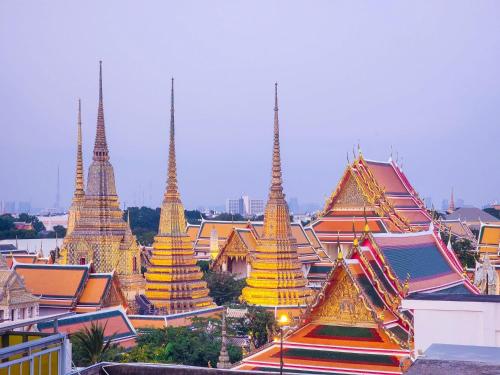 曼谷RALPH Bangkok的一座建筑顶部的一群宝塔