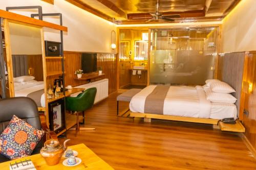 列城Cho Palace的一间卧室设有一张床和一间客厅。
