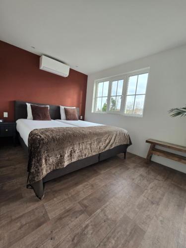 弗利辛恩Tip Top vakantie Woning Vlissingen的一间卧室设有一张大床和一个窗户。