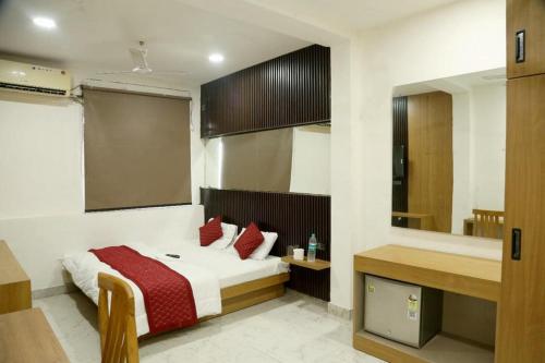 新德里Bunk Hostel Delhi Best Backpacking Accommodation的一间卧室配有一张床和一面大镜子