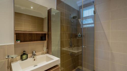 内罗毕Exquisite 2 Bedroom, Lux Living at Riverside的一间带水槽和淋浴的浴室