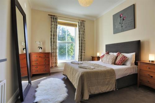 都柏林Walking distance to Grafton St的一间卧室设有一张大床和一个窗户。