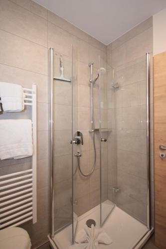 巴特皮尔蒙特斯德凤酒店及咖啡厅的浴室里设有玻璃门淋浴