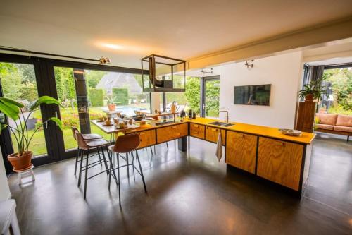 埃因霍温Fabulous 4 Bedroom Villa (KS-10)的厨房设有水槽和椅子