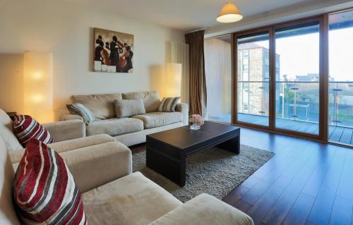 Large Bright Apartment by Dun Laoghaire Harbour的休息区