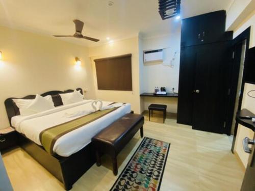 王舍城Goroomgo R D Heritage Rajgir的一间卧室配有一张床和一台平面电视