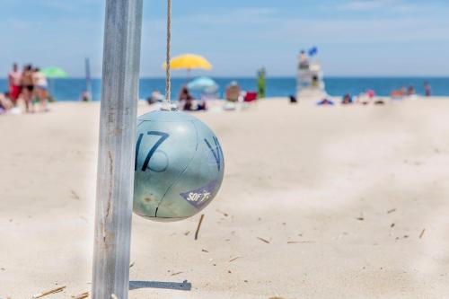 杜威海滩杜威海滩凯悦广场酒店的挂在海滩上一根杆上的球