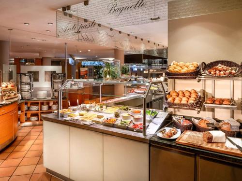 哈尔伯格摩斯瑞享姆赫尔机场酒店的餐厅提供的自助餐区,供应多种食物