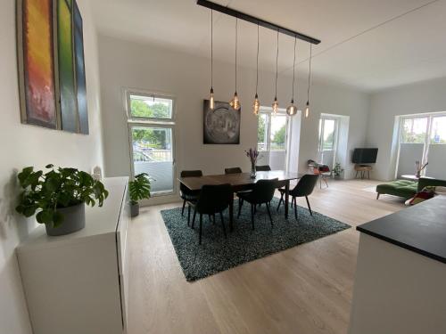 哥本哈根ApartmentInCopenhagen Apartment 1460的用餐室以及带桌椅的起居室。