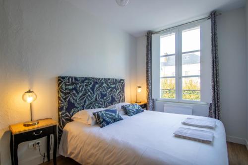 阿姆博斯Home de Vitruve的一间卧室设有一张床和一个窗口
