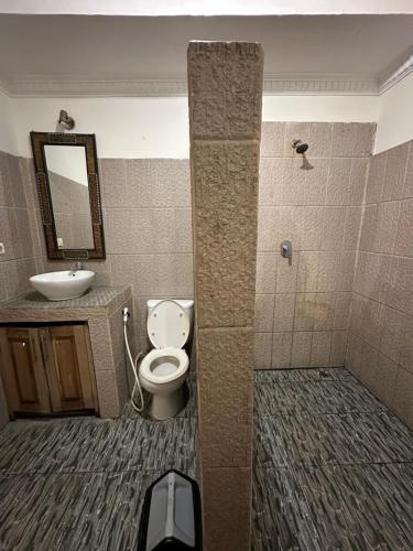 吉利特拉旺安James Bungalow的一间带卫生间和水槽的浴室