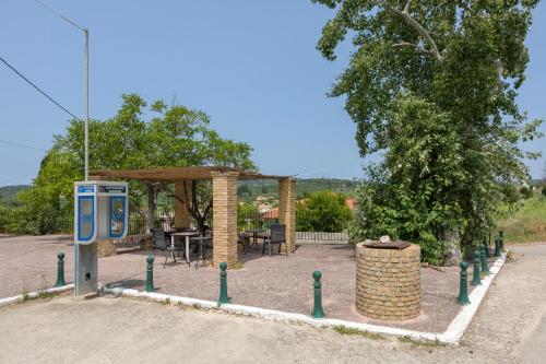 Skoulikádhonsparrow apartment (Σπουργιτης)的公园内带付费电话的加油站