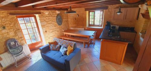 多姆Maison Domme Dordogne的客厅配有沙发和桌子