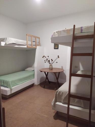 CachoraInka Dream的客房设有两张双层床和一张桌子。