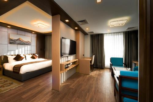 加德满都Prudential Hotel Nepal的酒店客房,配有床和电视