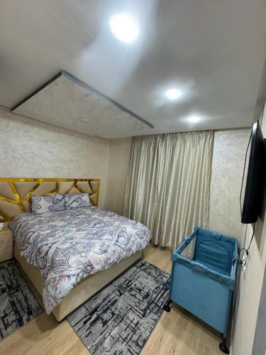 乌季达appart luxe CORALIA 34 IL 7的一间卧室配有一张床和一台电视