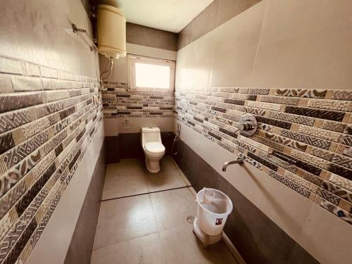 马拉里Mountain View Resort - A Hidden Resort Manali的一间带卫生间和窗户的浴室