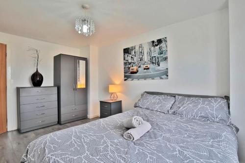 曼彻斯特City View Apartment - Free Parking - Sleeps 6 - Near City Centre - by NMB Property的一间卧室配有一张床,上面有两条毛巾