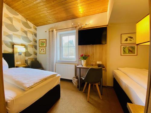 上舍纳祖尔库特斯赫酒店的酒店客房配有两张床和一张书桌