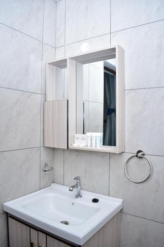 蒙巴萨Makaazi Nyali的一间带水槽和镜子的浴室